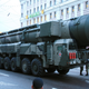 Misil balístico SS-25 Sickle en un desfile militar enRusia. Wikimedia Commons
